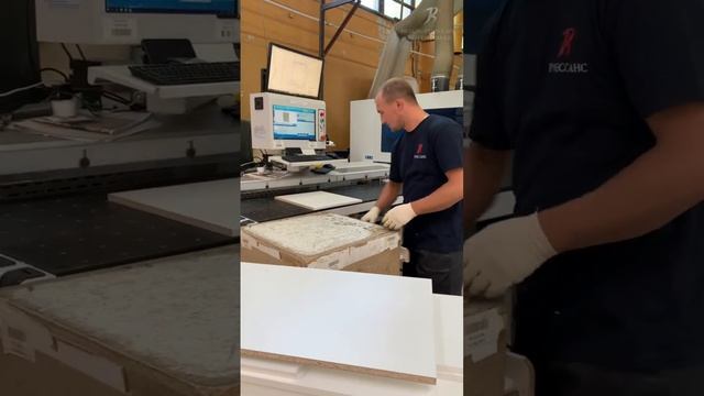 Видео с производства фабрики "Ренессанс". Присадка деталей. смотреть онлайн