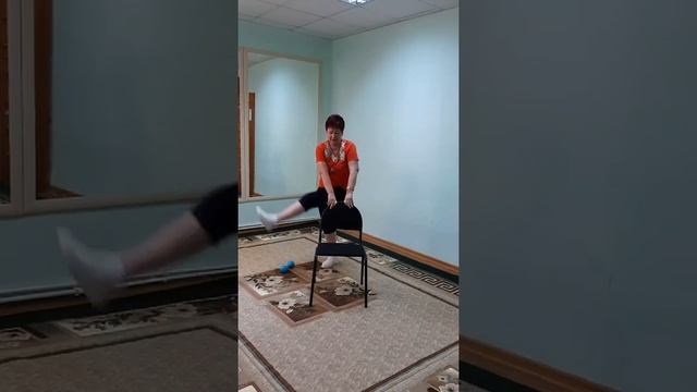 Утренняя гимнастика. Упражнения со стулом.