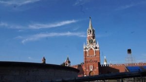 Красная площадь. Бьют часы на Спасской башне