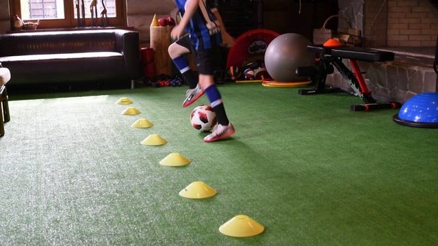 КОНТРОЛЬ МЯЧА в футболе.  Упражнения на КОНТРОЛЬ МЯЧА дома. С фишками.