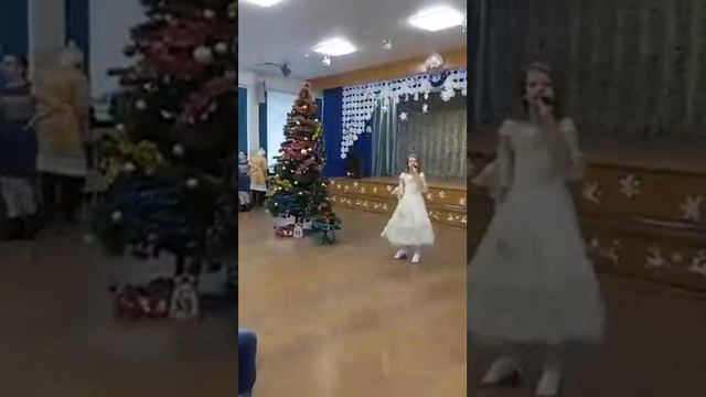 Тихо шепчет падая снежинки смотреть онлайн