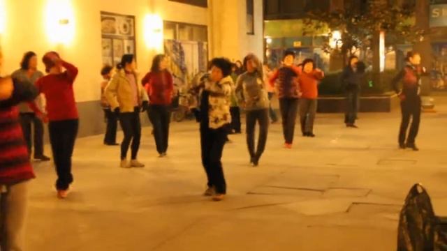 Китайски пенсионеры танцуют смотреть онлайн