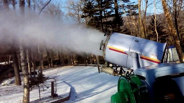 Работает снежная пушка. База отдыха "Комета". смотреть онлайн