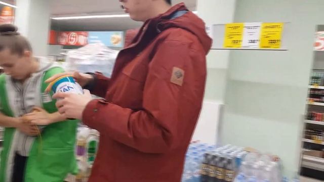 Просроченное питание. Бесплатные продукты. Помощь нуждающимся. смотреть онлайн