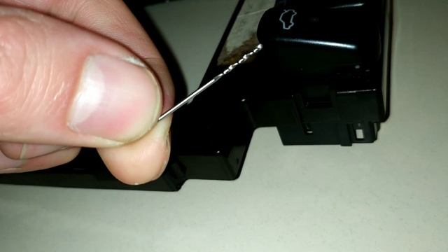 Кнопка открывания багажника W210, Trunk Opening Button On Mercedes W210