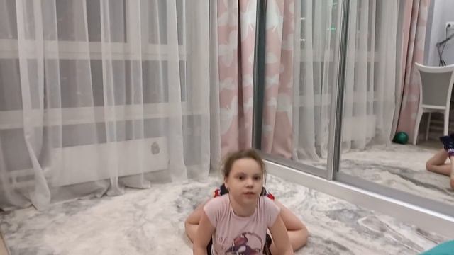 Челлендж. Гимнастика. Папа придумал мне какие-то задания. Gymnastic. Challenge. Шпагат, twine, спор смотреть онлайн