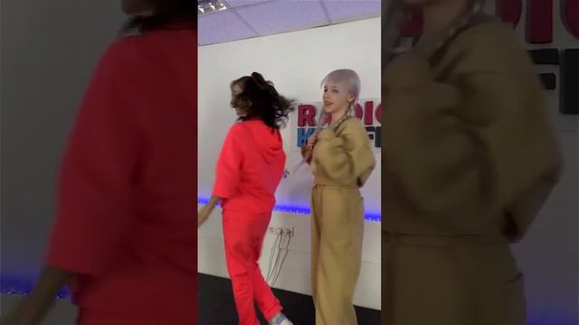 А пока на подходе новый выпуск шоу (и новая песня, кстати, тоже) понастольгируем по старым)) смотреть онлайн