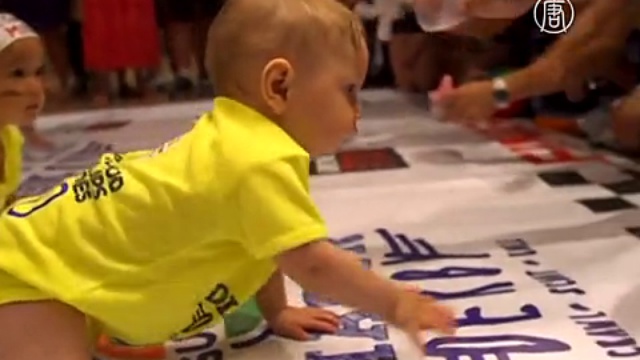 Малыши соревновались в скоростном ползании смотреть онлайн