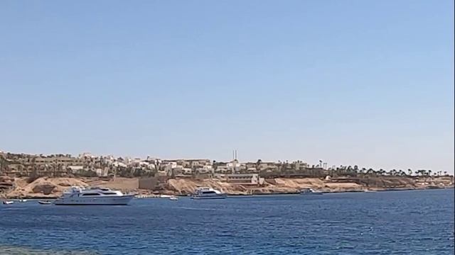 Вид на море / Пляж с собственным коралловым рифом / Стоянка яхт смотреть онлайн