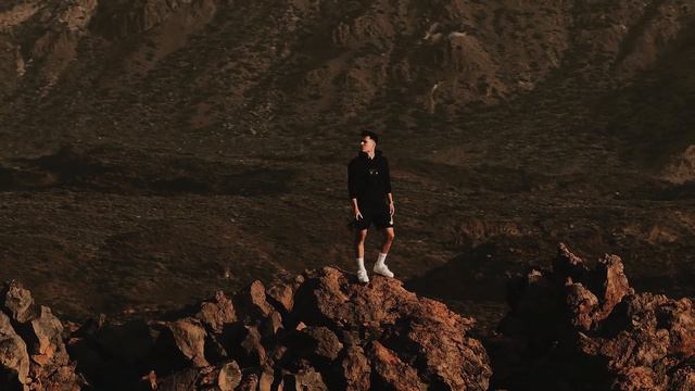 DJI Mavic 3 Pro | Between Two Worlds смотреть онлайн