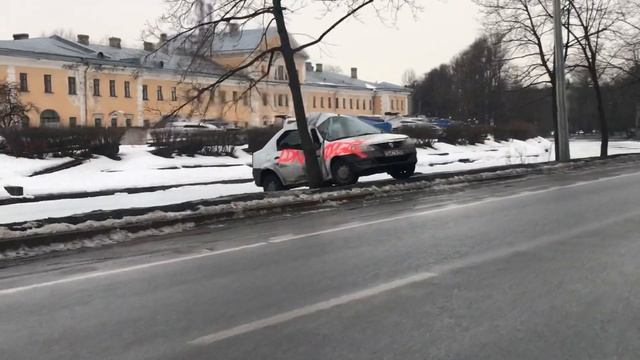 RENAULT LOGAN врезался в дерево и чудом не свалился в речку Карповку смотреть онлайн