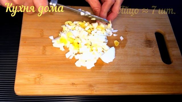 Салат из кальмаров. Салат из кальмаров с яйцом. Салат из кальмаров рецепт. Салат с кальмарами рецеп смотреть онлайн