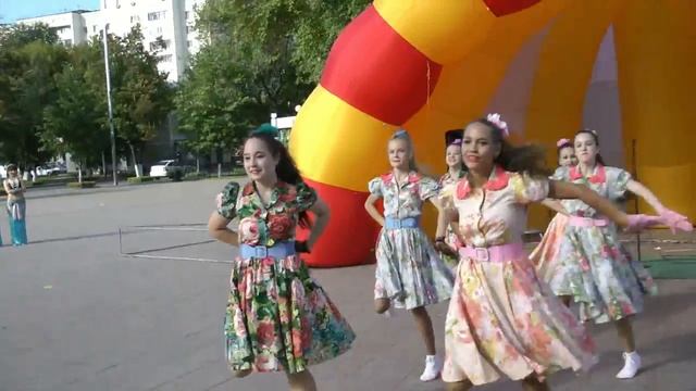 Выступление танцевального коллектива на Цветном бульваре. смотреть онлайн