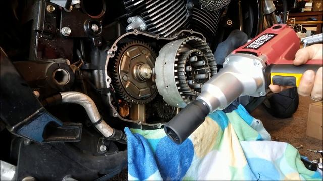 Suzuki M109R VZR1800 checking the tube nut in the clutch basket. смотреть онлайн