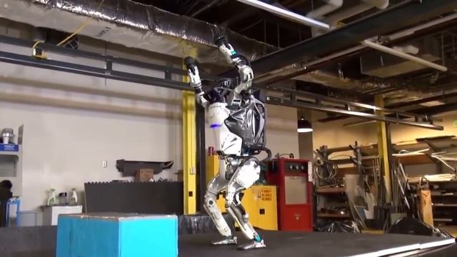 Робот Atlas от Boston Dynamics делает сальто смотреть онлайн