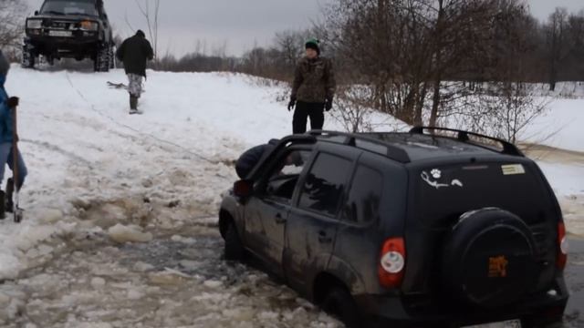 ВЫЕЗД НА НИВЕ ШЕВРОЛЕ С КРУТЫМИ ВНЕДОРОЖНИКАМИ. 4Х4. БРОД, СЛОМАЛИ ПОЛУОСИ. смотреть онлайн