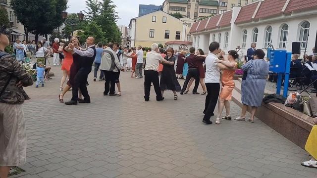 Танцевальные Вечера На Советской - Самая Красивая Традиция Бреста! смотреть онлайн
