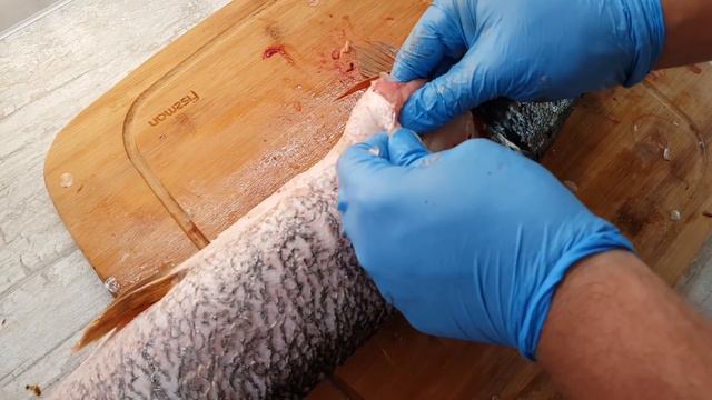 АККУРАТНО И БЫСТРО СНИМАЕМ ШКУРУ С ЩУКИ смотреть онлайн