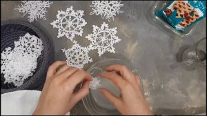 Как придать вязаным снежинкам форму и жёсткость | Крахмалим снежинки