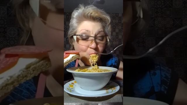 #мукбанг #едаялюблютебя #кушаюнакамеру #рекомендации #доширак #сосиски #вкусно