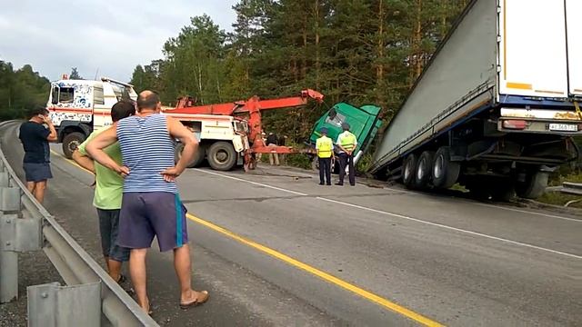 Фура сошла с дороги (трасса м5) смотреть онлайн