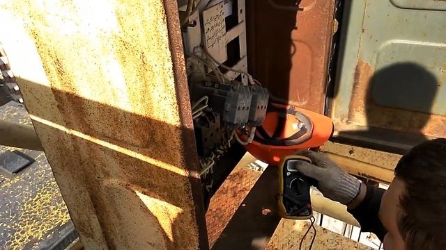 УСТРАНЯЕМ НЕИСПРАВНОСТИ СТРЕЛАВОЙ КАРЕТКИ БАШЕННОГО КРАНА КБ-403. НЕ РАБОТАЕТ ПОВОРОТ. КРАНОВЩИК. смотреть онлайн