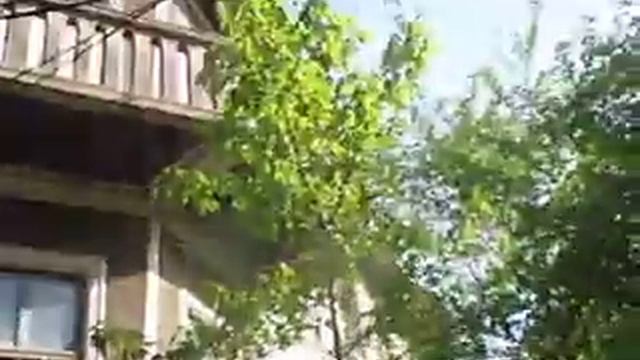 Красивая сирень возле 11 дома на улице Матросова. Где-то птички поют. смотреть онлайн