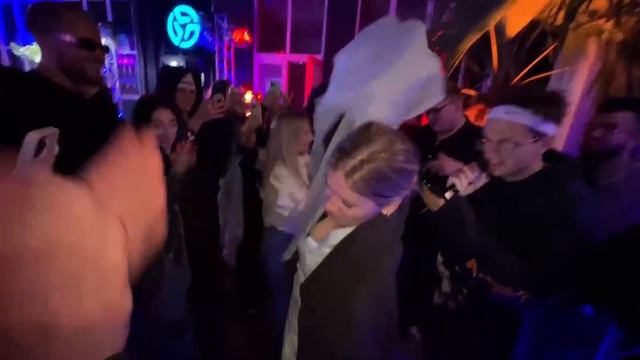 БУСТЕР И БУМЫЧ ИСПОЛНИЛИ "СКОЛЬКО СТОИТ ЛЮБОВЬ" ВЖИВУЮ / БУСТЕР ПРИЕХАЛ НА ВЕЧЕРИНКУ / BUSTER ROFLS смотреть онлайн