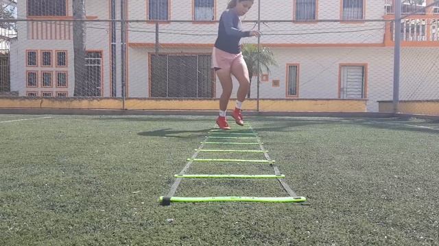 ●10 EJERCICIOS de COORDINACIÓN con ESCALERA►FutbolArte смотреть онлайн