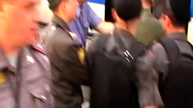 МЫ НЕ РАБЫ! (Жестокая погрузка в ОМОНовский автобус) смотреть онлайн