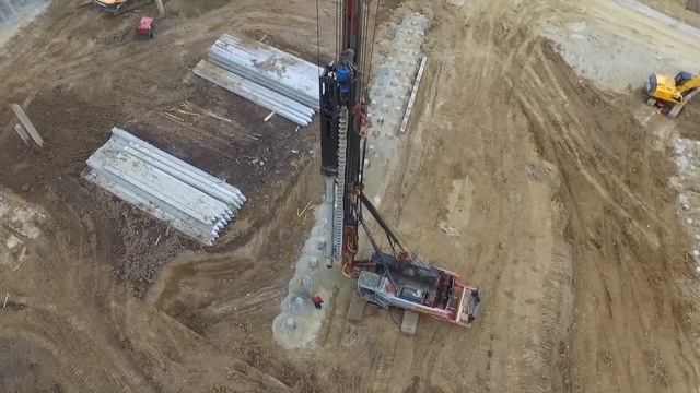 Сваебойная установка Junttan PM25 погружает свайные фундаменты глубокого заложения смотреть онлайн