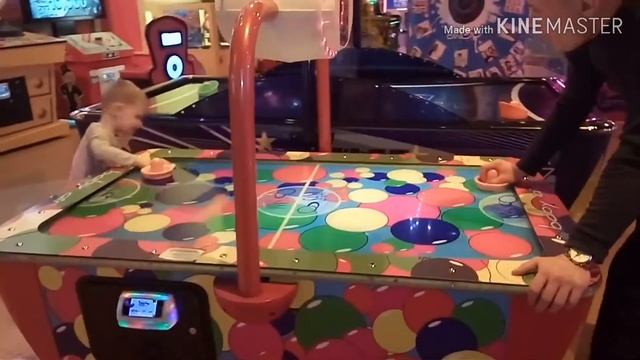 Детский развлекательный центр с горками и батутами. Аттракционы и спортивные автомобили. смотреть онлайн