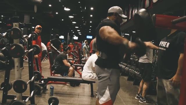 2019 Roelly Winklaar Shoulders And Traps Routine In Oxygen Gym Kuwait With Coach Ahmad Askar