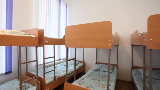 Хостел посуточно Киев: Видеообзор спального места в 14-местном номере для мужчин и женщин смотреть онлайн