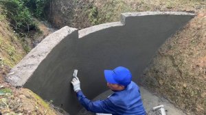 Изогнутая дамба и отводом на генератор электричества