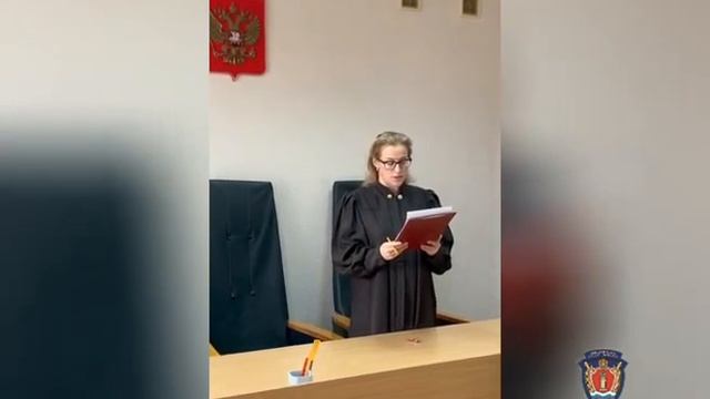 Полицейского из Красноярска отправили в колонию за "крышевание" ларьков смотреть онлайн