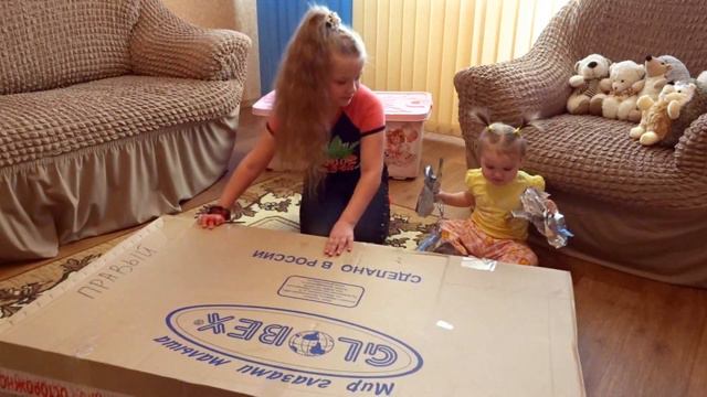 Виталинка и Виталька открывают подарок на День Рождения часть #3 Big Gift - Swing