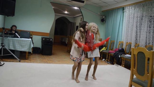 Даша и Лиза Вышниковы, Ульяна Матюк. " УЛЫБАЙСЯ" смотреть онлайн