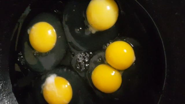 Разбил яйцо с двумя желтками ! смотреть онлайн
