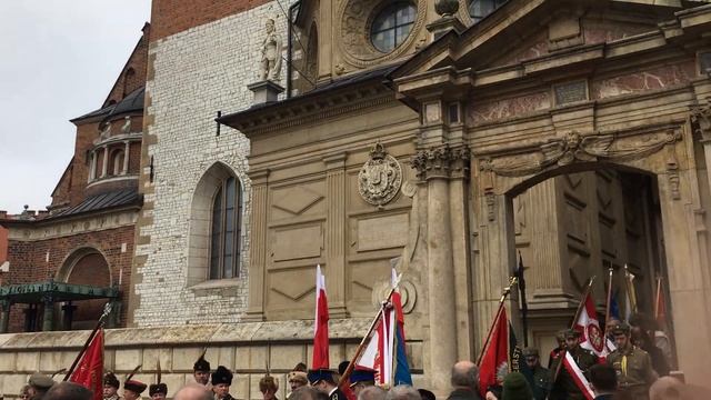 Краков. Участники богослужения покидают собор смотреть онлайн