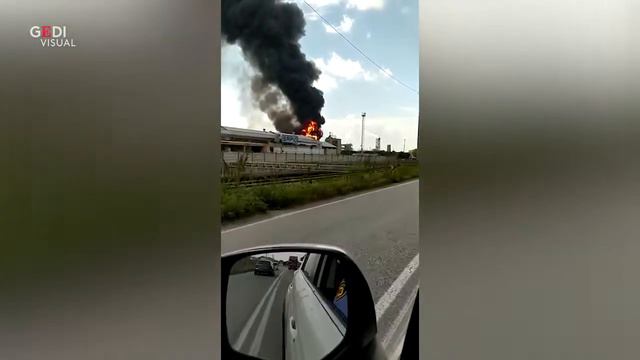 Italia Venezia, incendio Marghera i Vigili del Fuoco dentro lo stabilimento in fiamme смотреть онлайн