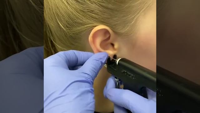 прокол ушей с помощью пистолета! серьги studex! принимаю по предварительной записи! 0555902054 смотреть онлайн