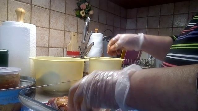 ВКУСНЫЙ РЕЦЕПТ К ОБЕДУ ИЛИ УЖИНУ:КУРОЧКА В СЫРОКОПЧЁНОМ БЕКОНЕ, ЗАПЕЧЁНАЯ С ОВОЩАМИ И ФРУКТАМИ смотреть онлайн