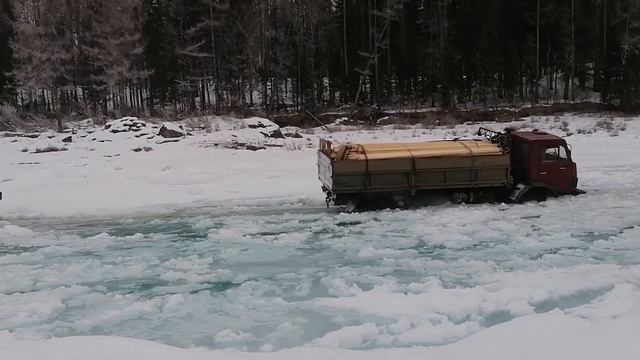 Наледь по зимнику в Тофаларию смотреть онлайн