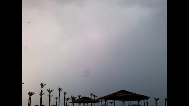 ЛИВЕНЬ И ГРОЗА В ЕГИПТЕ / Rain and thunder in Egypt смотреть онлайн