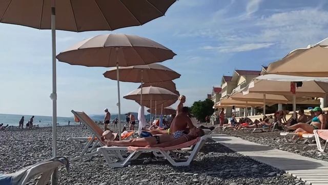 Отдыхаю на пляже санатория ИВУШКА.Солнце жарит. Загараю, купаюсь. Вода как парное молоко смотреть онлайн