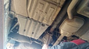 Мерседес W210- Замена подвесного подшипника ,не снимая глушителя.