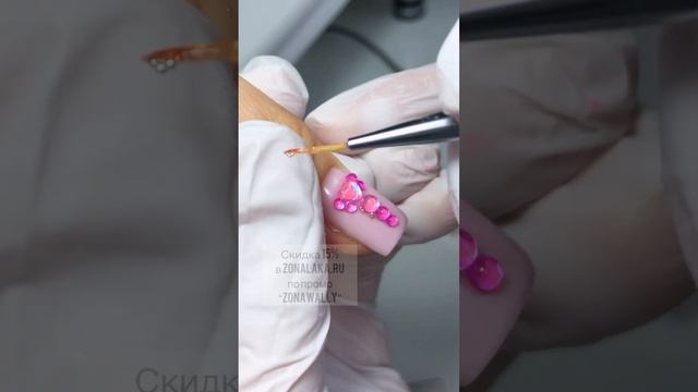 Как крепить стразы ? #маникюр #wally_nails #nails смотреть онлайн