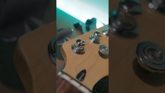 Как менять струны на бас гитаре