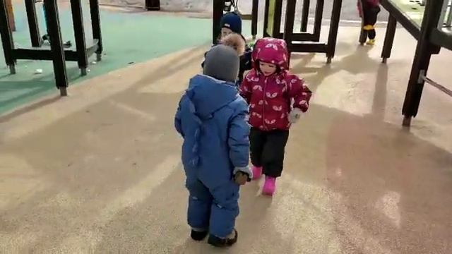 Саша играет с мальчиком в догонялки. Дети/весна/парк Радуга🌈. смотреть онлайн